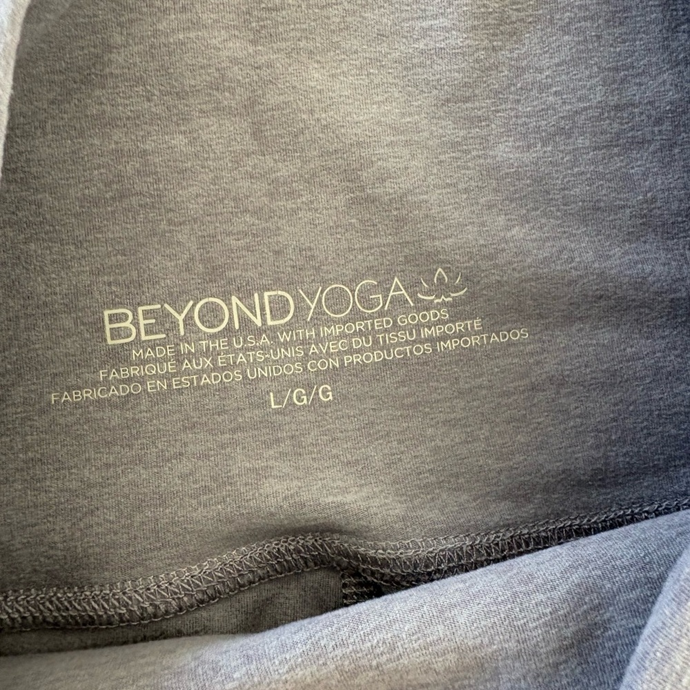 Beyond Yoga 3 Piece Cloud Grey Heather Activewear Set - Top, Shorts & Leggings - Picture 6 of 10